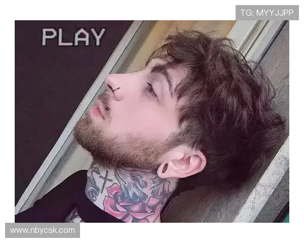 在众多足球明星中独树一帜的他为何选择不纹身的背后故事