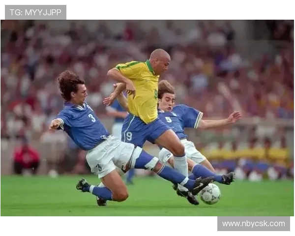 足球明星在足球场上展现风采场地大小对比赛的影响与意义分析 足球明星在足球场上展现风采场地大小对比赛的影响与意义分析