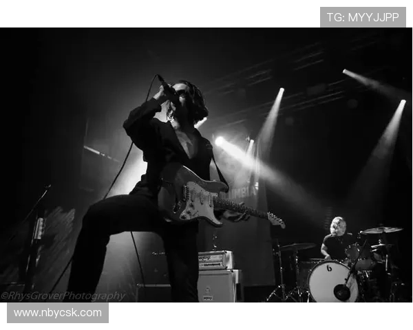 足球明星吉他秀精彩集锦全景视频分享让你领略音乐与运动的完美结合 足球明星吉他秀精彩集锦全景视频分享让你领略音乐与运动的完美结合